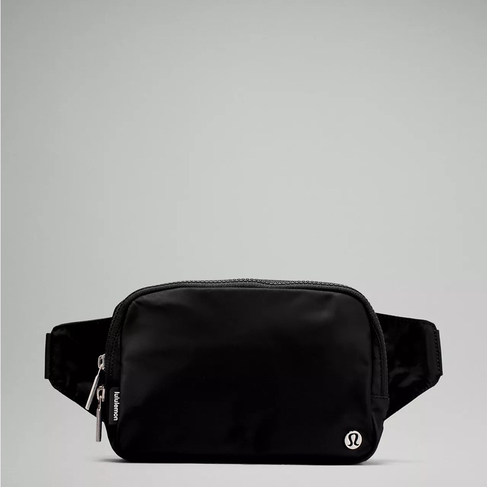 Lululemon Fanny pack  size 0/S (Small stain on inside zipper, not noticeable.